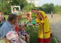 Яблонька угощает своими дарами