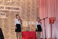 девчонки- пионерки
