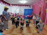 Карлсон прилетел в гости к сладкоежкам3