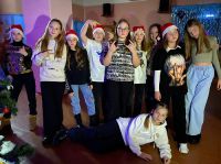 Молодежный танцевальный флешмоб у елки3