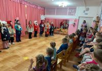 С песнями прошлись колядовщики по улице4